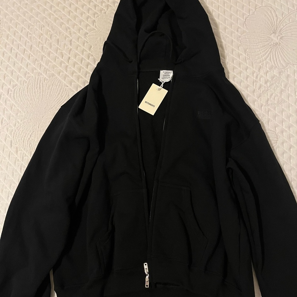 VETEMENTS Limited Edition Black Cropped
Zip up **VERY RARE**